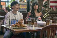 The Good Place – Jason (Manny Jacinto, l.); Tahani (Jameela Jamil, r.)