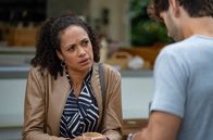 Sturm der Liebe – Nicole (Dionne Wudu,l) gibt vor Noah (Christopher Jan Busse,r) zu, dass sie Michaels Distanziertheit doch verletzt hat.