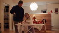 Vilda – Vilda (Sofia Sittnikow) und Papa bügeln Vildas Kleid und Papas weißes Hemd für das Luciafest.