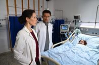 Frühling – Dr. Schneiderhahn (Caroline Ebner, l.) und Dr. Thanner (Gunther Gillian, M.) wollen das Leben der kleinen Emily (Melina Lemer, r.) retten.