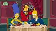 Die Simpsons – Marge (l.); Homer (r.)
