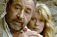 Der Buschpilot – Charlotte (Catherine Deneuve, Mi.) und Victor (Philippe Noiret, li.) sind unterwegs zum Stamm der Pygmäen, zu deren Gebiet Außenstehende sonst keinen Zutritt haben.
