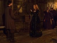 Salem – Anne (Tamzin Merchant, r.) stattet Isaac (Iddo Goldberg, l.) einen Besuch ab und macht ihm ein Angebot ...