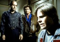 Ein Engel auf Erden – Zu Unrecht wird der hilfsbereite Jay (Jeb Stuart Adams, r.) der Brandstiftung bezichtigt. Jonathan (Michael Landon, M.) ist entsetzt.