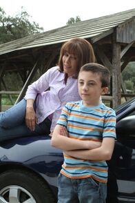 The Middle – Brick (Atticus Shaffer, r.) hat eine unerklärliche Angst vor der Shady Lake Bridge und weigert sich standhaft diese zu überqueren. Erst geht Frankie (Patrica Heaton, l.) noch auf die Eigenheiten ihres Sohnes ein, doch schon langsam verliert sie die Geduld mit ihm ...
