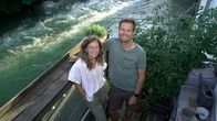 Heimatleuchten – Lilla Kovacs & Martin Preinfalk am Balkon ihrer Wohnung über dem Wehrgrabenkanal während ServusTVs "Heimatleuchten - Steyr - Liebe im Überfluss" in Steyr, Oberösterreich, Österreich am 29.07.2024