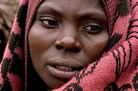 Kongo: Im Reich der Stille – Viele Gesichter sind Filmemacher Thierry Michel während seiner Reisen im Kongo in Erinnerung geblieben. Gesichter, die ihn bitten, ihren Schrei und ihren Hunger nach Gerechtigkeit in die Welt zu tragen.