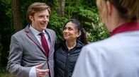 Sturm der Liebe – Theo (Lukas Leibe, l.) und Lale (Yeliz Simsek, M. mit Laura Osswald, r.) beschließen übereinstimmend: Sie sind jetzt offiziell ein Paar.