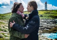 Kommissar Dupin – Beim Abschied von Muriel (Alma Leiberg, re.) entladen sich Maelas (Lucie Heinze) aufgestaute Emotionen.