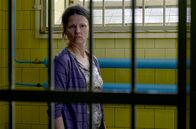 Die Verdächtige – Krankenschwester Hana (Klara Meliskova) ist in Untersuchungshaft: In ihrer Zelle wartet sie auf den Beginn der Verhandlungen.