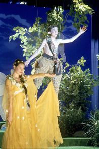 Malcolm mittendrin – Malcolm (Frankie Muniz, r.) hat bei der Schulaufführung von Shakespeares "Sommernachtstraum" seinen großen Auftritt.