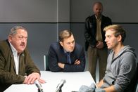 Die Rosenheim-Cops – Die Kommissare Korbinian Hofer (Joseph Hannesschläger, l.) und Sebastian König (Mark-Alexander Solf, M.) ermitteln und befragen Hans Hirschberger (Sven Gey, r.).