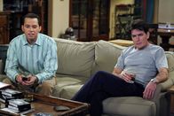 Two and a Half Men – Da Alan (Jon Cryer, l.) einsehen muss, dass sein Sohn dabei ist, die Kindheit hinter sich zu lassen, schaut er sich gemeinsam mit Charlie (Charlie Sheen, r.) Kindervideos von Jake an ...