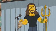 Die Simpsons – THE SIMPSONS: During the San Castellanta street festival, much of the town realizes their wallets have been pickpocketed. After the state investigator puts the wrong man in jail, Chief Wiggum sets out to clear his name, catch the real criminal and show heÕs still up for police work in the ÒThe Fat Blue LineÓ episode of THE SIMPSONS airing Sunday, Oct. 13 (8:00-8:30 PM ET/PT) on FOX. Guest voice Jason Momoa. THE SIMPSONS ª and