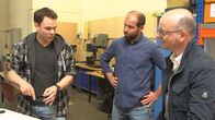 SMS - Schwanke meets Science – Modernste Messgeräte werden in Bremerhaven auf ihren Einsatz im schmelzenden Eis der Arktis vorbereitet. Der Meereisphysiker Thomas Krumpen (Mitte) vom Alfred-Wegener-Institut für Polar- und Meeresforschung (AWI) in Bremerhaven mit Wissenschaftsjournalist und Meteorologe Karsten Schwanke (rechts) im Gespräch mit einem Mitarbeiter (links).