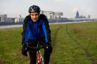 SOKO Köln – Während seines morgendlichen Radtrainings macht Kommissar Jonas Fischer (Lukas Piloty) eine schreckliche Entdeckung. Am Rheinufer findet er die Leiche eines 18-jährigen Mädchens.