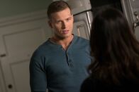 9-1-1 Notruf L.A. – Evan "Buck" Buckley (Oliver Stark, l.); Maddie Kendall (Jennifer Love Hewitt, r.)