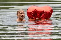 Sturm der Liebe – Michaels (Erich Altenkopf, M.) Schlüssel ist im See verschwunden.
