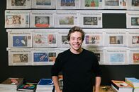 Checker Tobi – Nachrichten erreichen uns über das Radio, das Internet, das Fernsehen und natürlich auch über die Zeitung. Bei der Süddeutschen Zeitung in München checkt Tobi, wie ein Zeitungsartikel entsteht und auf was man dabei genau achten muss.