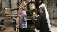 Doctor Who – Rose (Billie Piper) und Queen Victoria (Pauline Collins, r)