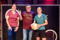 1, 2 oder 3 – Fußballtalent Greta ist mit ihrer Trainerin Ivon Karras zu Gast und fordert Elton zum Torwandschießen heraus.