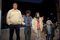 The Middle – Ob Axl (Charlie McDermott, 2.v.l.), Sue (Eden Sher, 2.v.r.) und Brick (Atticus Shaffer, r.) begeistert von Mikes (Neil Flynn, l.) neuem Job als nächtlicher Kuchenlieferant sind?; Ob Axl (Charlie McDermott, 2.v.l.), Sue (Eden Sher, 2.v.r.) und Brick (Atticus Shaffer, r.) begeistert von Mikes (Neil Flynn, l.) neuem Job als nächtlicher Kuchenlieferant sind?