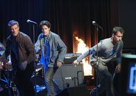 Desperate Housewives – Als plötzlich ein Feuer auf der Bühne ausbricht, sind nicht nur Tom (Doug Savant, l.), Mike (James Denton, r.) und Orson (Kyle MacLachlan, M.) in Lebensgefahr ...