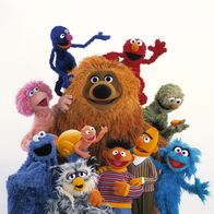 Sesamstraße – Gruppenfoto der Sesamstrassen-Puppen unten von links: KrYmelmonster, Finchen, Buh, Ernie, Bert, Feli Felu. Oben von links: Tiffy, Grobi Samson, Elma, Rumpel mit seinem Freund Gustav.