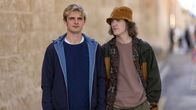 Alex Rider – Alex (Otto Farrant, l.) und Tom (Brenock O'Connor, r.) wagen eine riskante Konfrontation – sie suchen Mrs. Rothman auf.