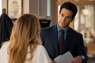 High Potential – Überraschter Blick: Kaitlin Olson als Morgan Gillory, Deniz Akdeniz als Lev Osman