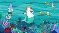 Super Happy Magic Forest – Die Helden absolvieren bei der Meerkönigin (l.) und ihrem Volk (2.v.r. und r.) ein Training unter Wasser. Blümchen (M.), die eine Hexe aus einer Muschel befreit hat, durfte sich etwas wünschen: Eine Schwanzflosse sollte es sein - nun ist sie ein Meerjuhorn.