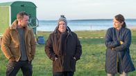 SOKO Wismar – Kriminalhauptkommissar Jan Reuter (Udo Kroschwald, M.) hat eine Mütze von Helene geschenkt bekommen. So richtig zufrieden wirkt er dennoch nicht. Kommissar Lars Pöhlmann (Dominic Boeer, l.), und Kommissarin Karoline Joost (Nike Fuhrmann, r.) vermuten, dass Reuters Gemüt jedoch mehr mit dem Fall, als mit Helenes Geschenk zu tun hat. Wer ermordet einen Schäfer und lässt es dann so aussehen, als ob es ein Wolf gewesen wäre? Noch tappt die SOKO im Dunkeln.