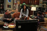 The Big Bang Theory – Trotz alldem, was passiert ist, bleiben Leonard (Johnny Galecki, l.), Sheldon (Jim Parsons, 2.v.l.), Priya (Aarti Mann, 2.v.r.), Howard (Simon Helberg, r.) und Rajesh (Kunal Nayyar, hinten) gute Freunde ...