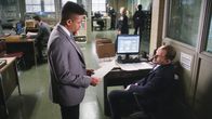 Elementary – Noch nie wurden Bell (Jon Michael Hill, l.) und Holmes (Jonny Lee Miller, r.) so an der Nase herumgeführt. Der aktuelle Fall bringt sie an ihre Grenzen ...