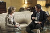 Desperate Housewives – Während Andrew mit der Tatsache konfrontiert wird, dass Sam sein Halbbruder ist, bekommt Iris Beckley (Ellen Crawford, l.) Besuch von Patrick Logan (John Barrowman, r.) ...