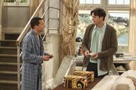 Two and a Half Men – Während Alan (Jon Cryer, l.) Jenny Ratschläge gibt, trifft Walden (Ashton Kutcher, r.) auf eine attraktive Frau, die einmal für seine Firma Electric Suitcase gearbeitet hat ...