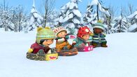 Snowsnaps' Winterspiele – Sami ruft die Rennfahrer an den Start.