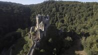 Terra X: Mythos Burg – Außerhalb schützender Mauern war das Leben im Mittelalter voller Gefahren. Ein Bollwerk wie die Burg Eltz bot dagegen eine feste Heimat. In zwei Folgen entführt "Terra X" die Zuschauer in die mittelalterliche Welt der Burgen.