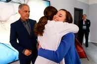 Bettys Diagnose – Dr. Nadira Abbas (Yasmina Djaballah, 2.v.l.) ist erfreut, als ihre Tochter Sofia (Kiara Brunken, 2.v.r.) ihr mitteilt, dass sie ihre Ausbildung zur Krankenschwester an der Karlsklinik weitermachen wird.