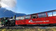 Eisenbahn-Romantik – Die Brienz-Rothorn-Bahn mit der ölbefeuerten Lok 15 auf den ersten Metern der Gebirgsstrecke – noch sind die Häuser von Brienz zu sehen.