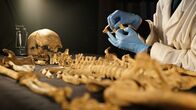 Aufgedeckt - Rätsel der Geschichte – Dr. Charlotte Roberts untersucht ein Skelett.