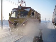 GEO Reportage – Die Polarbahngleise sind Temperaturspitzen zwischen minus 60 Grad Celsius im Winter und plus 30 Grad Celsius im Sommer ausgesetzt.