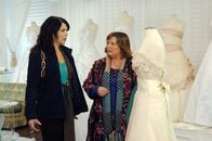 Gilmore Girls – Lorelai (Lauren Graham, l.) erweist sich bei den Vorbereitungen für ihre Hochzeit nicht gerade als entscheidungsfreudig - bis sie das Kleid ihrer Träume findet ...