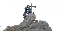 Dein großer Tag – ARD/SWR DEIN GROSSER TAG, "Melina klettert" Uhr im ERSTEN. Hoch oben am Gipfelkreuz ist die Klettergruppe nun angekommen! (v.l.n.r.) Maral, Klettertrainer Martin, Melina und Bruder Fabio.