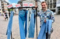 Ausgerechnet – Egal ob von Erfinder Levi's; C&A oder H&M: Die Jeans ist aus unseren Kleiderschränken nicht mehr wegzudenken. Knapp sieben Jeanshosen besitzt jeder in Deutschland im Schnitt. Welche Qualitätsunterschiede gibt es zwischen Marken und Eigenmarken und wie sehen die Produktionsbedingungen aus? Reporter Daniel Aßmann begibt sich auf Spurensuche. Im Labor lässt er die Qualität von vier Hosen untersuchen. Ob die 145 Euro Jeans besser abschneidet als die für 30 Euro?