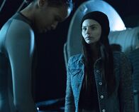 Mysterious Mermaids – L-R: Maddie Bishop (Fola Evans-Akingbola) und Ryn (Eline Powell)