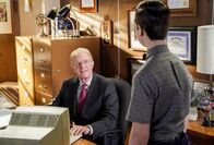 Young Sheldon – Dr. Linkletter (Ed Begley jr., l.); Sheldon Cooper (Iain Armitage, r.)