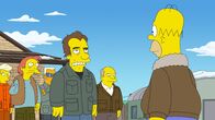 Die Simpsons – Als Homer (r.) im Kernkraftwerk einen Fehler begeht und Springfields Elektrizität lahmlegt, glaubt er, das Ende sei gekommen. Er schnappt sich seine Familie und die Vorräte, um ins geheime Basislager der "Überleber" zu flüchten ...