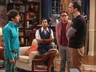 The Big Bang Theory – Als Sheldon (Jim Parsons, r.) dazu gezwungen wird, eine Klasse zu unterrichten, überrascht Howard (Simon Helberg, l.) seine Freunde Leonard (Johnny Galecki, 2.v.r) und Raj (Kunal Nayyar, 2.v.l.) damit, dass er als einziger den Kurs belegt. Probleme sind vorprogrammiert ...