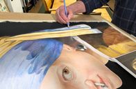 Handwerkskunst! – Der rheinhessische Zeichner Jörg Baltes arbeitet mit Buntstift auf Papier, den Hintergrund gestaltet er mit Guache-Farbe.